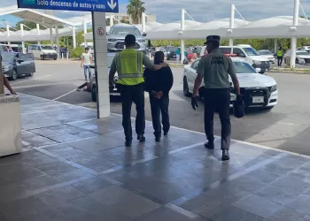 Detienen a mujer taxista de Playa del Carmen por levantar pasaje en el aeropuerto de Cancún