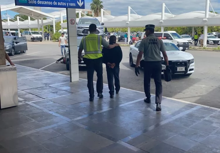 Detienen a mujer taxista de Playa del Carmen por levantar pasaje en el aeropuerto de Cancún