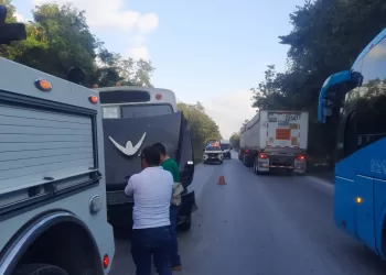 Se sale de la carretera un autobús de transporte de personal