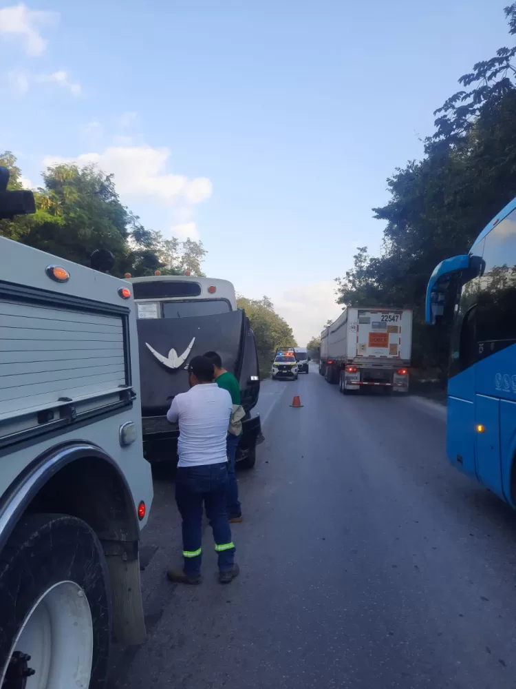 Se sale de la carretera un autobús de transporte de personal