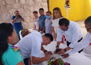 Cerca de 40 parejas de Lázaro Cárdenas se casan en boda colectiva
