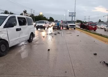 Un lesionado, saldo de carambola de cinco autos en el bulevar Colosio de Cancún