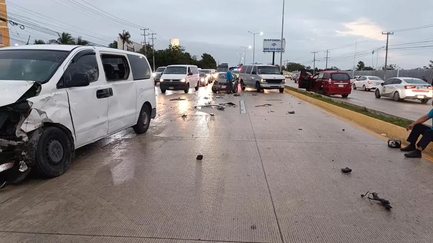 Un lesionado, saldo de carambola de cinco autos en el bulevar Colosio de Cancún