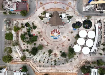 Autoridades y locatarios vigilan avance de obra en el parque de Las Palapas de Cancún