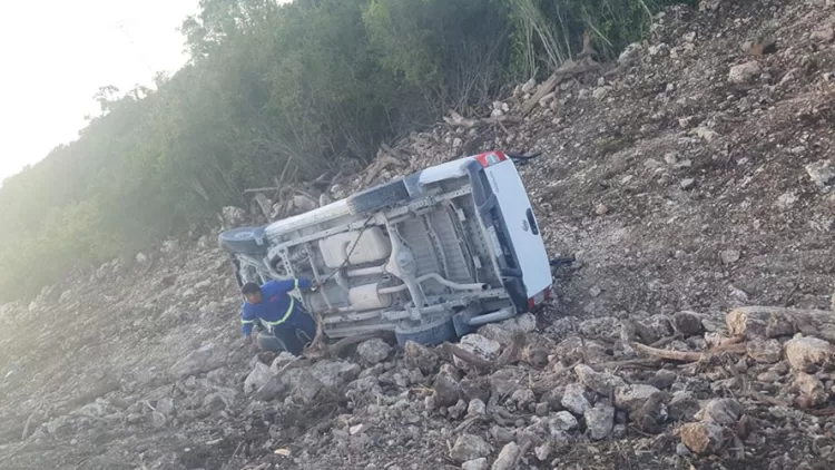 Vuelca un vehículo en la avenida Chac Mool de Cancún
