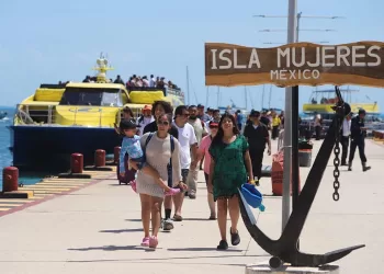 Aumenta la afluencia de turistas a Isla Mujeres por “puente vacacional”