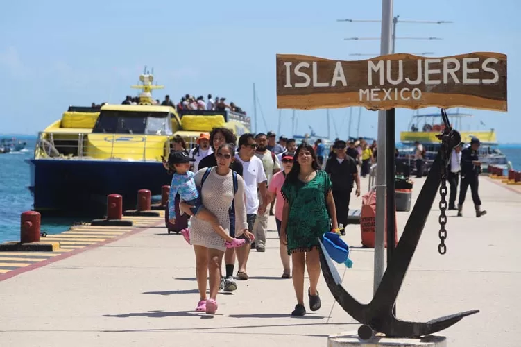 Aumenta la afluencia de turistas a Isla Mujeres por “puente vacacional”