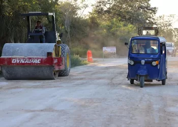 Avanzan los trabajos de pavimentación en la Avenida Perimetral de Isla Mujeres