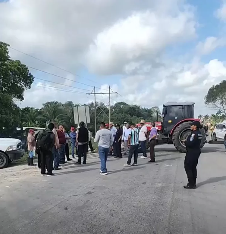 Bloquean la vía Chetumal-Nicolás Bravo a falta de atención en servicios básicos