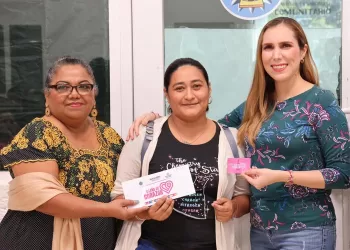 Gobierno de Isla Mujeres impulsa el empoderamiento de la mujer con entrega de tarjetas y apoyos alimentarios del programa ‘Isleña de Corazón’