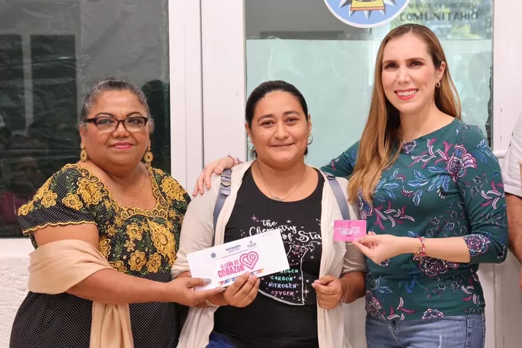 Gobierno de Isla Mujeres impulsa el empoderamiento de la mujer con entrega de tarjetas y apoyos alimentarios del programa ‘Isleña de Corazón’