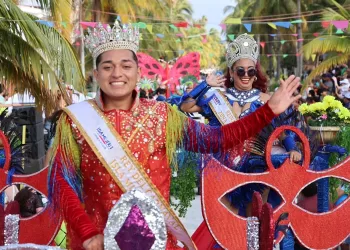Se vive gran ambiente de fiesta durante el Desfile del Carnaval