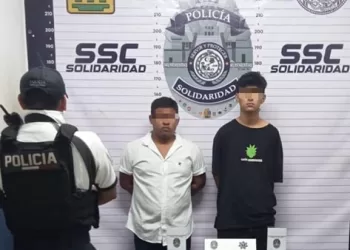Dos jóvenes tratan de huir tras ser sorprendidos con sobres de cocaína
