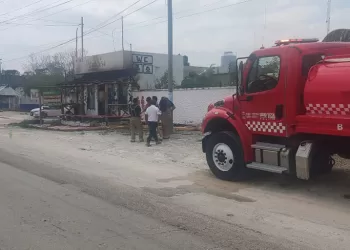 Se incendia tienda de artesanías en Kantunilkin, dos personas se intoxican por el humo