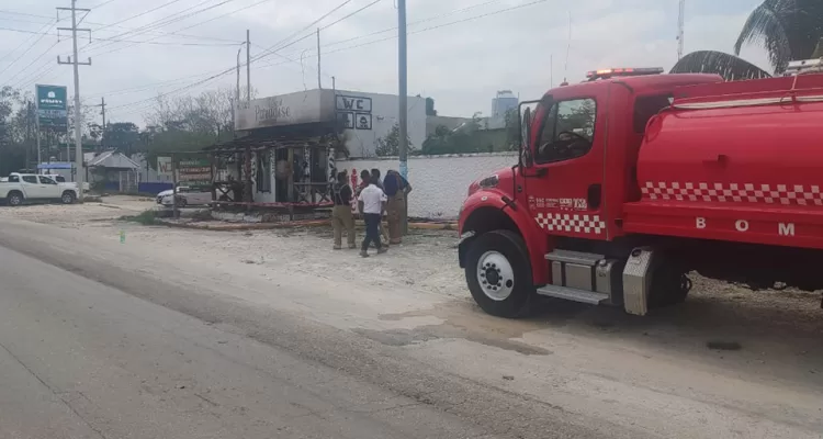 Se incendia tienda de artesanías en Kantunilkin, dos personas se intoxican por el humo