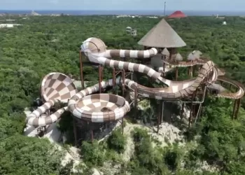 Estrenan en parque de la Riviera Maya el “Toboganxote”, el primer tobogán 5 en 1 del mundo