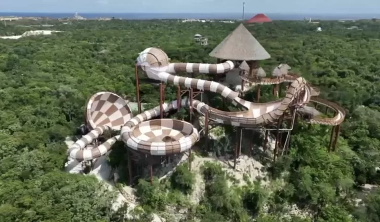 Estrenan en parque de la Riviera Maya el “Toboganxote”, el primer tobogán 5 en 1 del mundo