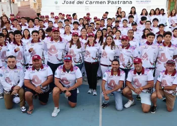 Gobierno de Isla Mujeres impulsa el deporte con entrega de uniformes