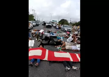 Opositores al Tren Maya bloquean carretera Cancún-Playa del Carmen