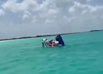 Se hunde embarcación en Bacalar, rescatan a sus ocupantes