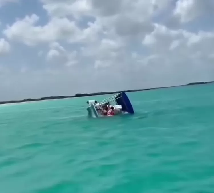 Se hunde embarcación en Bacalar, rescatan a sus ocupantes