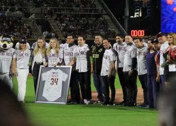 Emotiva ceremonia de inauguración de la temporada de beisbol en Cancún