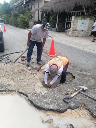 Reparan fuga de agua en la zona costera de Tulum
