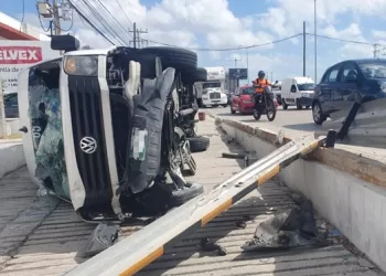 Aparatoso accidente vehicular deja conductor herido