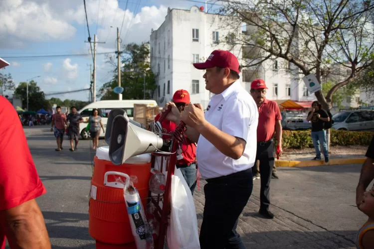 Rubén Carrillo y Gino Segura escuchan a tianguistas de Cancún
