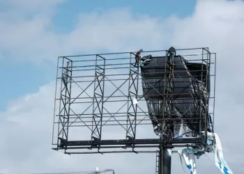 Autoridades retiran estructuras de espectaculares por seguridad