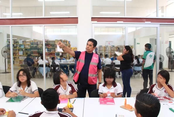 Celebración en la primera biblioteca que tuvo Cancún