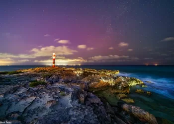 Captan espectaculares auroras boreales desde Cancún por la tormenta solar geomagnética