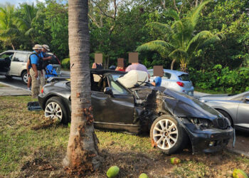 Se impacta BMW contra camellón de la Kukulcán