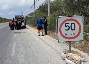 Ciclista impacta con letrero en carretera y sufre convulsiones