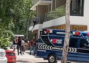 Turista con crisis nerviosa intenta tirarse de segundo piso de hotel en Tulum