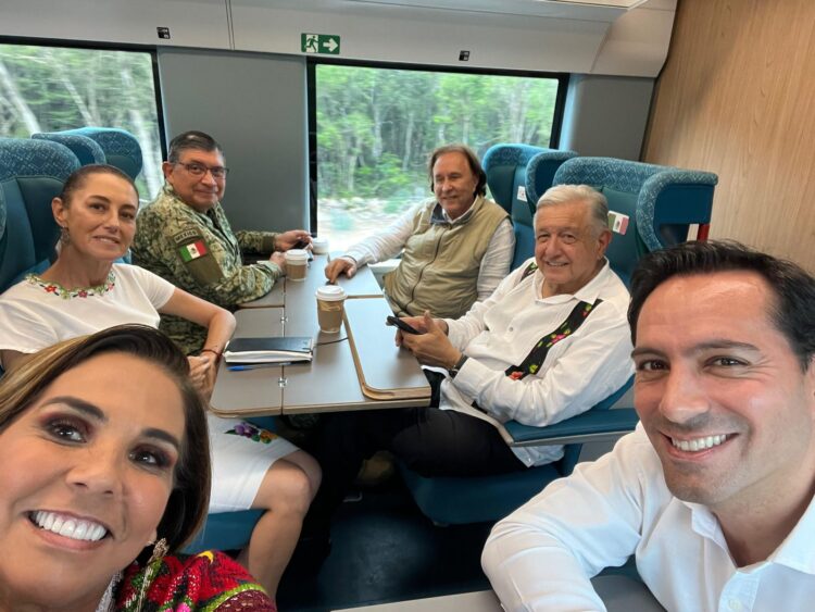 Presidente AMLO y Claudia Sheinbaum supervisan tramo en Quintana Roo del Tren Maya