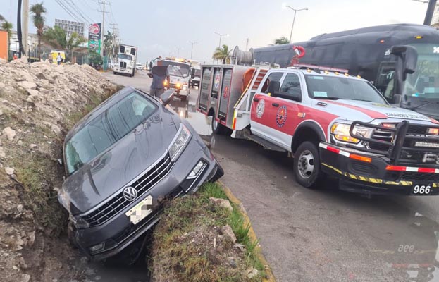Accidente provoca caos vial cerca del desvío al aeropuerto de Cancún