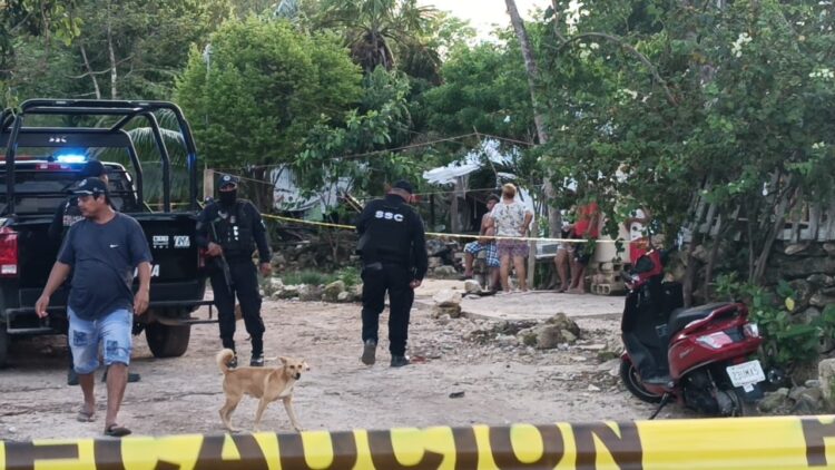 Asesinan a balazos a sujeto en colonia irregular de Tulum