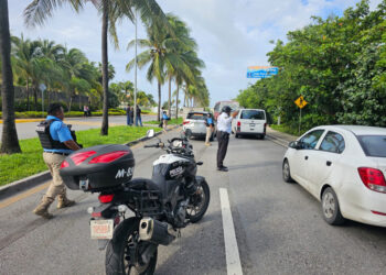 Un lesionado y daños materiales deja una colisión en el bulevar Kukulcán