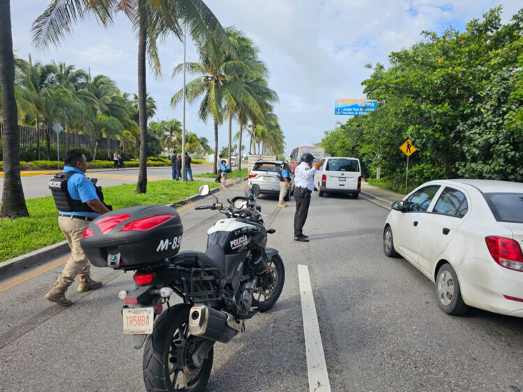 Un lesionado y daños materiales deja una colisión en el bulevar Kukulcán