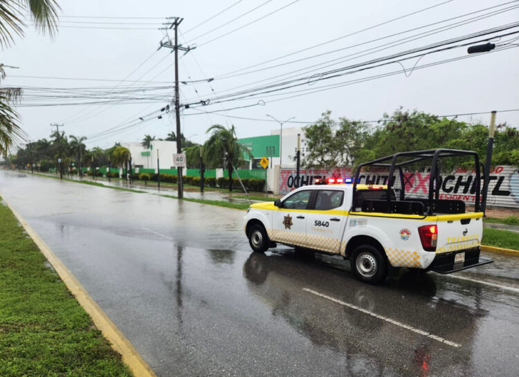 Intensifican los operativos viales por las lluvias en Cancún