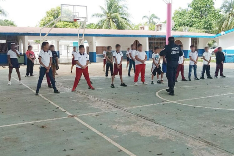 Niños de primaria constatan de cerca la labor de los policías
