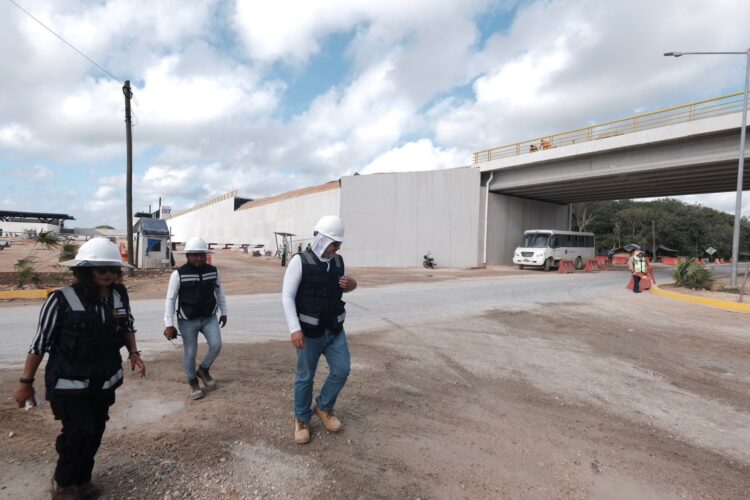 Cancelan transportistas el bloqueo carretero regional para exigir pagos