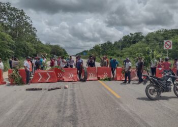 Molestos por problemas de energía eléctrica en Petcacab, bloquean carretera en Noh- Bec