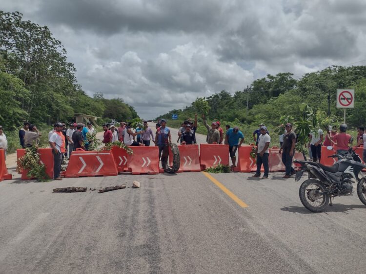 Molestos por problemas de energía eléctrica en Petcacab, bloquean carretera en Noh- Bec