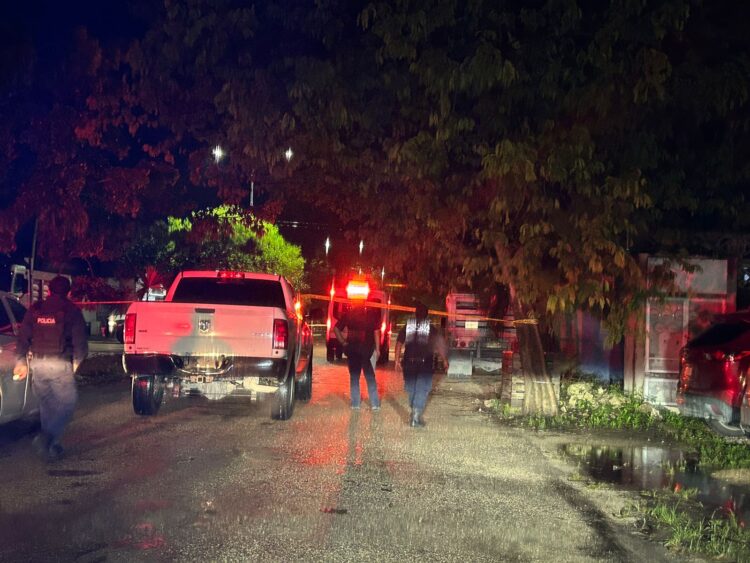 Asesinan a balazos a dos sujetos que ingerían bebidas embriagantes en cuartería de Tulum