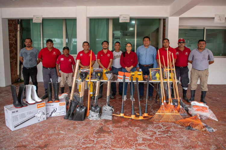 Mary Hernández entrega equipos al Comité de Huracanes de Carrillo Puerto
