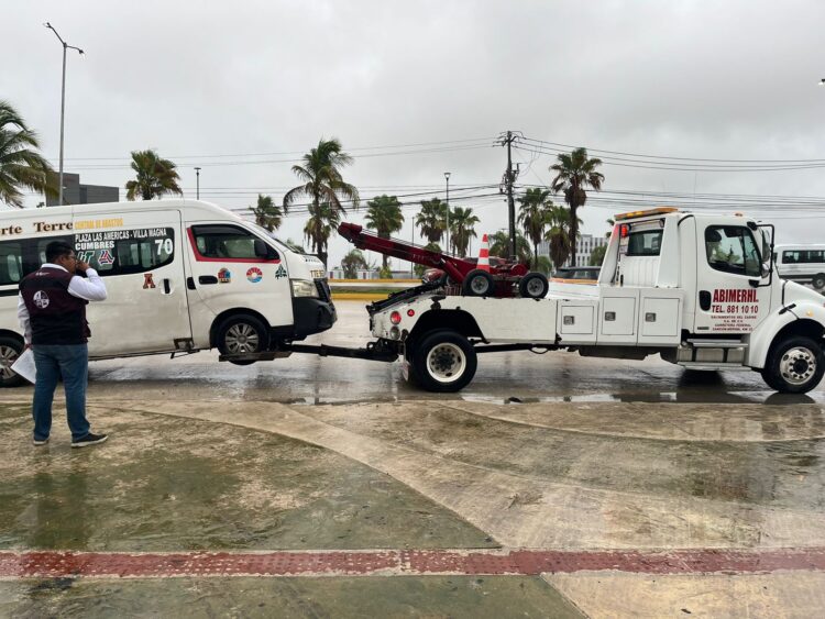 Sancionan operador de unidad que circulaba en ciclovía de la Colosio de Cancún