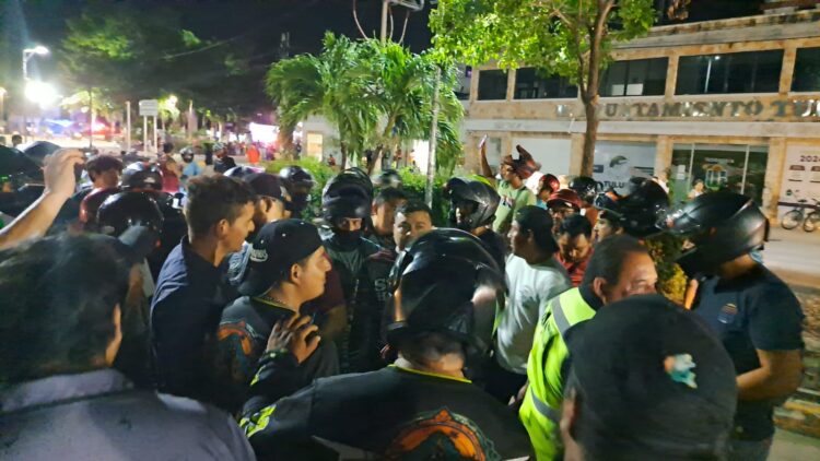 Motociclistas de Tulum cierran avenida principal en protesta por la “Ley Chaleco”