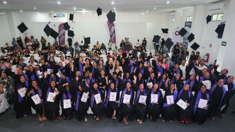 Celebra la Gobernadora a la primera generación de Prepa “Mujer es poder”